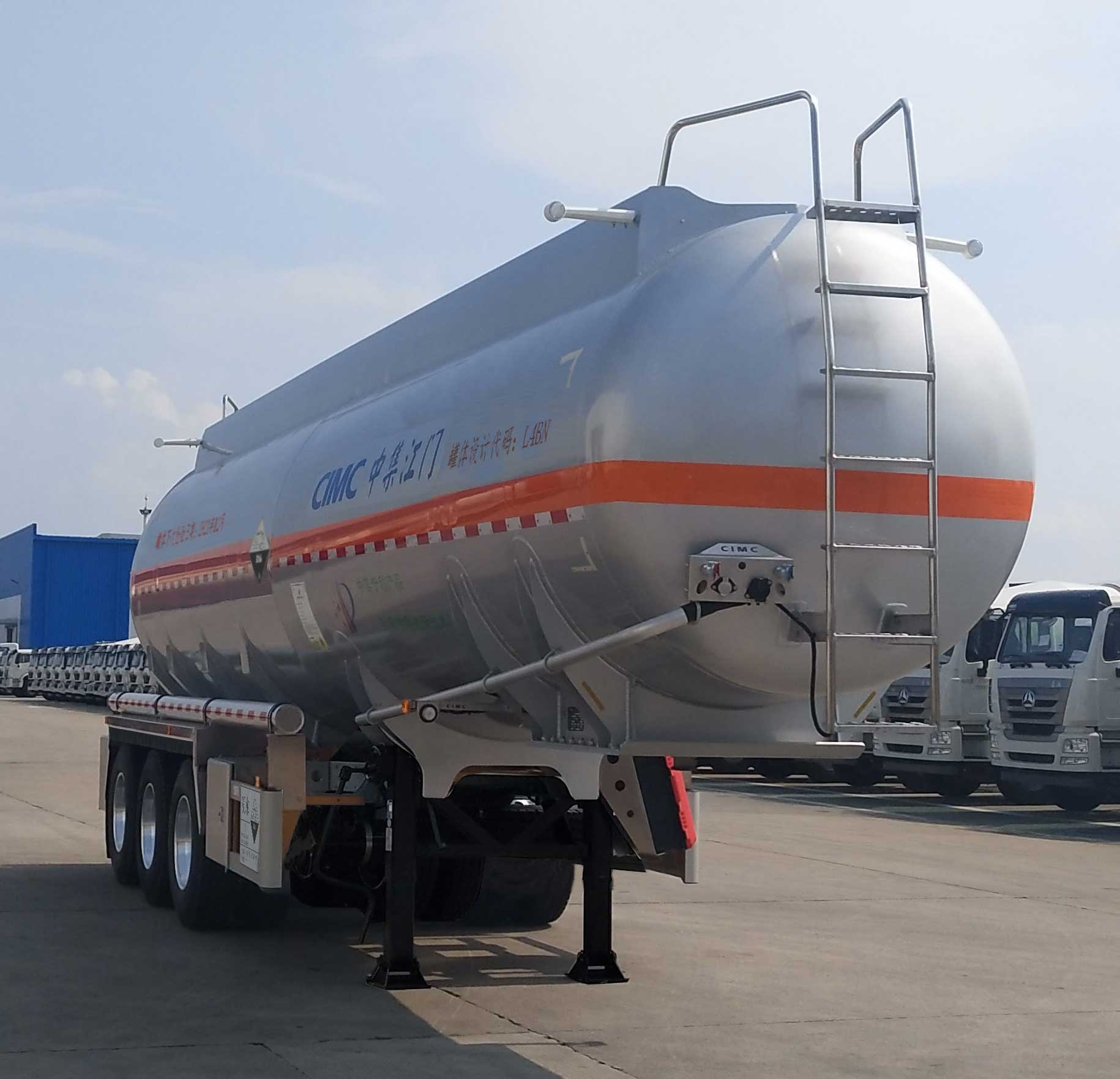 中集牌11.6米32.6吨3轴腐蚀性物品罐式运输半挂车(ZJV9401GFWJM)