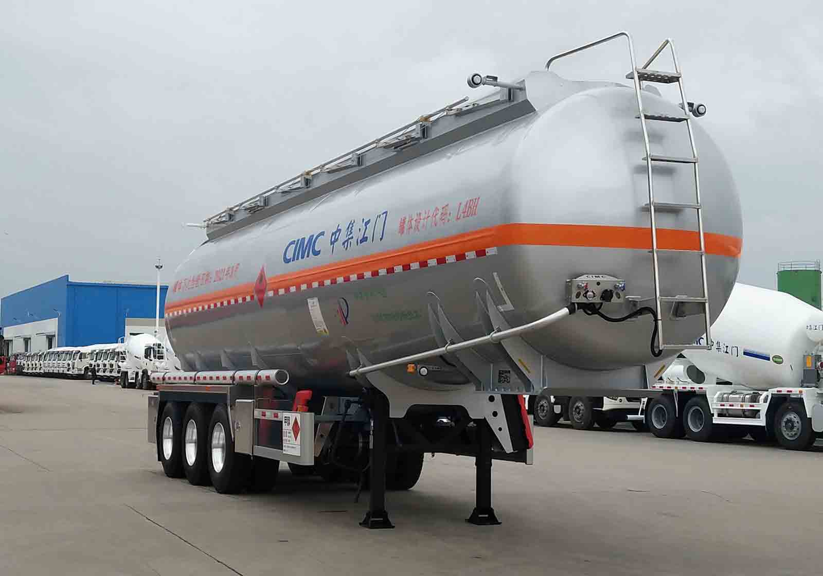 中集牌11.3米32.7吨3轴易燃液体罐式运输半挂车(ZJV9402GRYJMA)