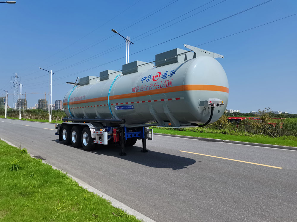 通华牌10.4米32.1吨3轴腐蚀性物品罐式运输半挂车(THT9406GFWF)