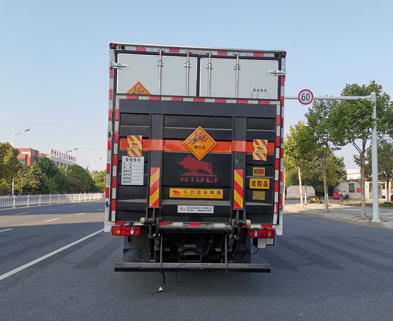 楚飞牌CLQ5180XQY6D爆破器材运输车公告图片