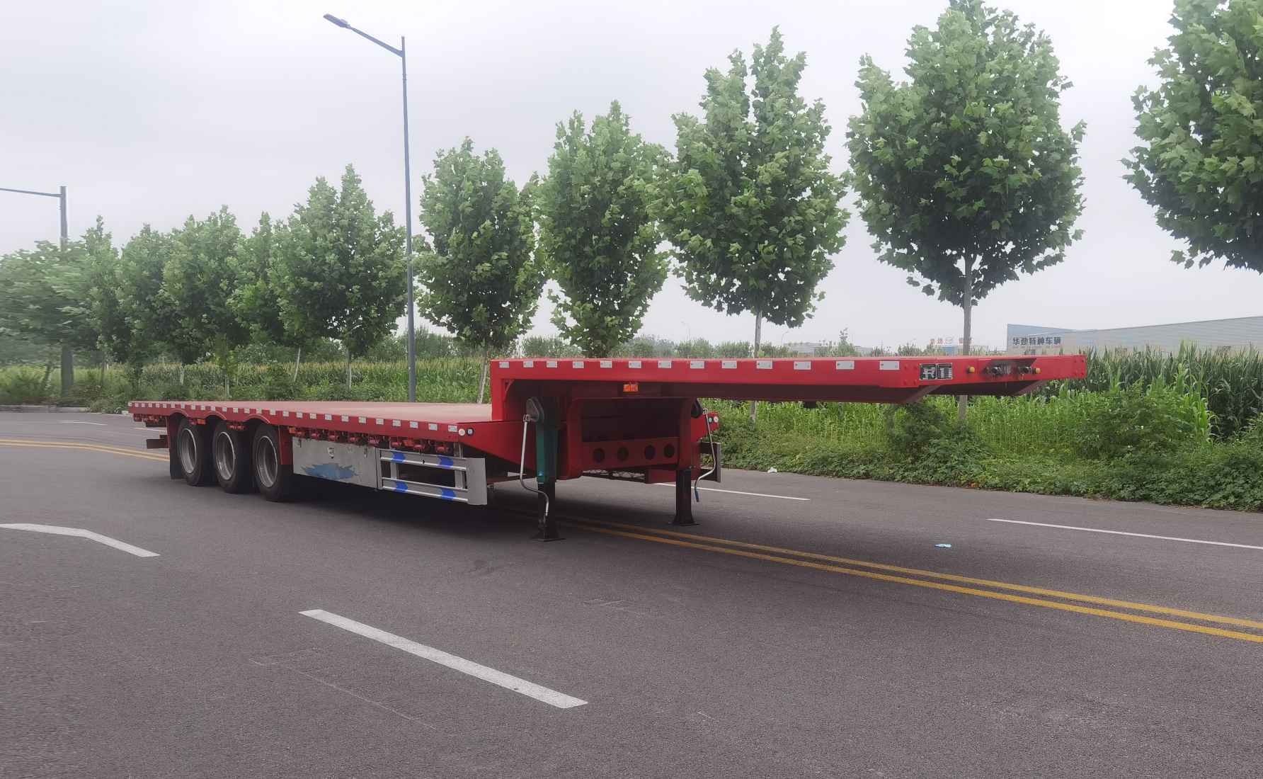 中企鲁兴牌13.8米33.8吨3轴低平板半挂车(LXW9401TDP)