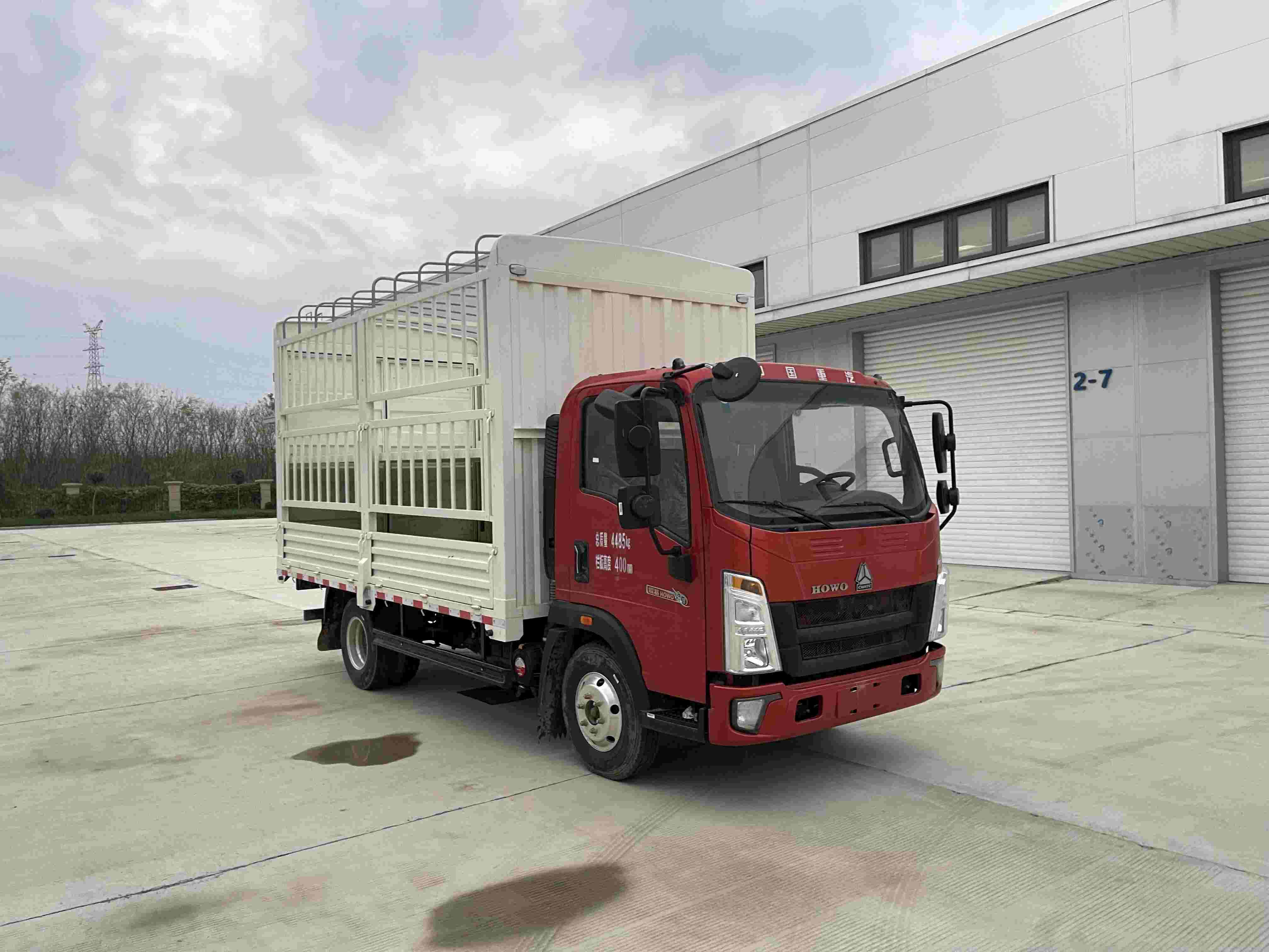 豪沃牌ZZ5047CCYG3315F144B倉(cāng)柵式運(yùn)輸車公告圖片