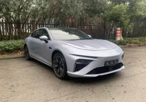 哪吒牌THZ7000BEVS404型纯电动轿车