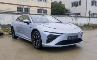 哪吒牌THZ7000BEVS405型纯电动轿车