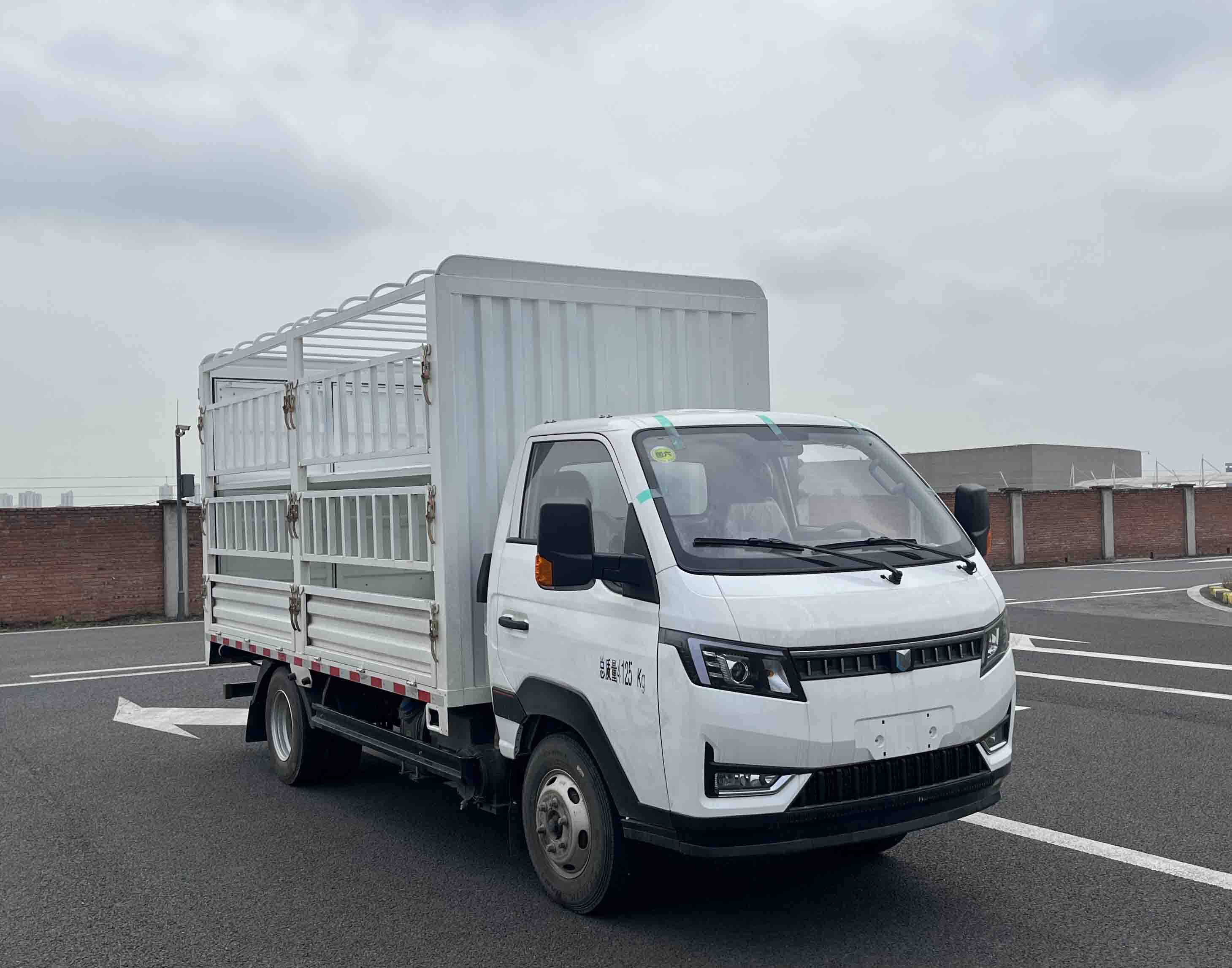 燕臺(tái)牌YTQ5041CCYPJ335倉(cāng)柵式運(yùn)輸車公告圖片