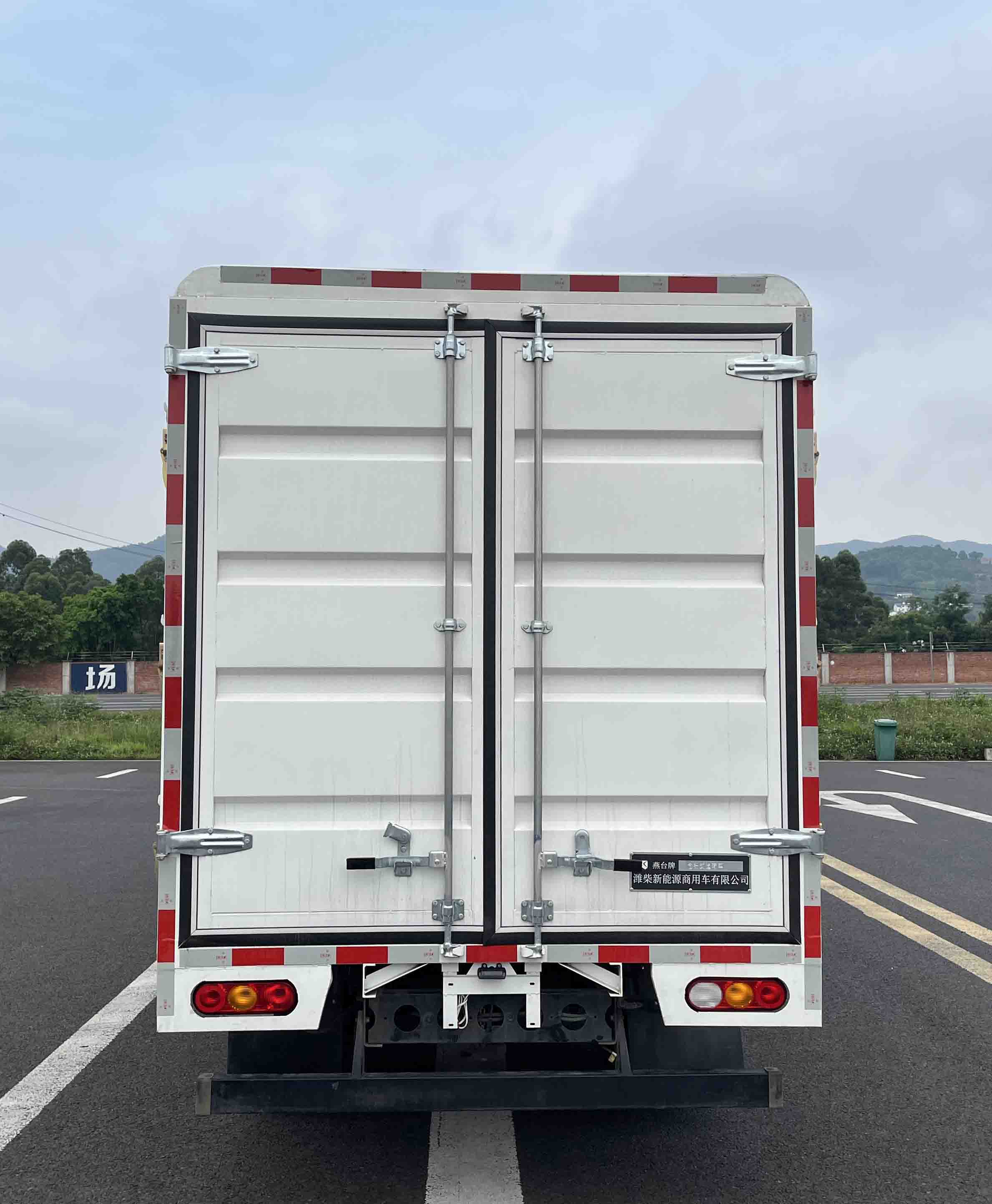 燕臺(tái)牌YTQ5041CCYPJ335倉(cāng)柵式運(yùn)輸車公告圖片