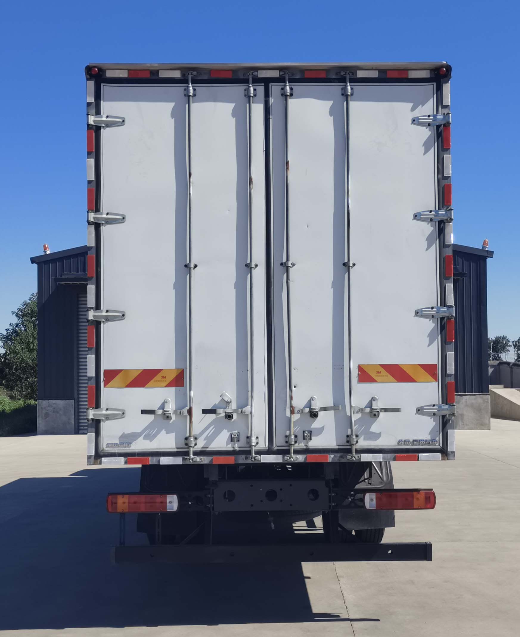 福田牌BJ5186XXY-5M廂式運(yùn)輸車公告圖片