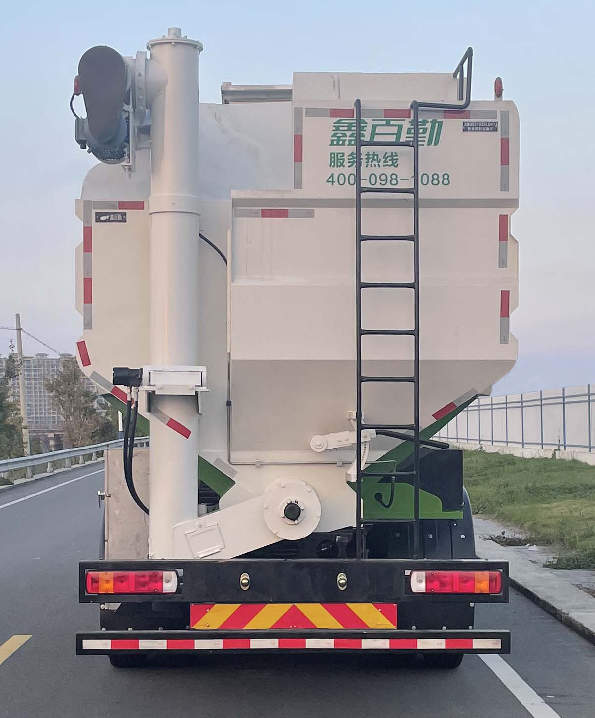 百勤牌XBQ5310ZSLD41J散裝飼料運(yùn)輸車公告圖片