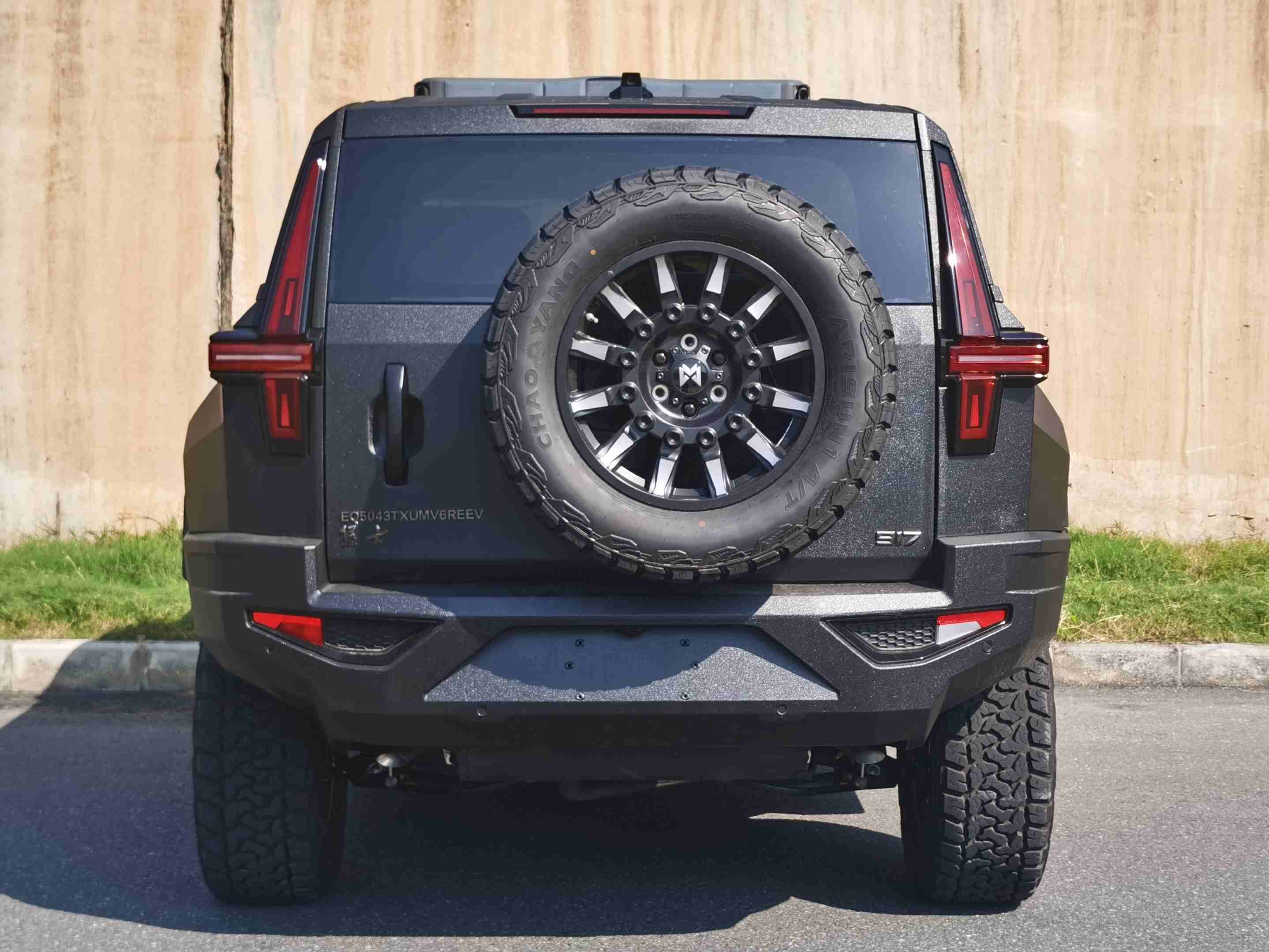 猛士牌EQ5043TXUMV6REEV插電式增程混合動力巡邏車公告圖片