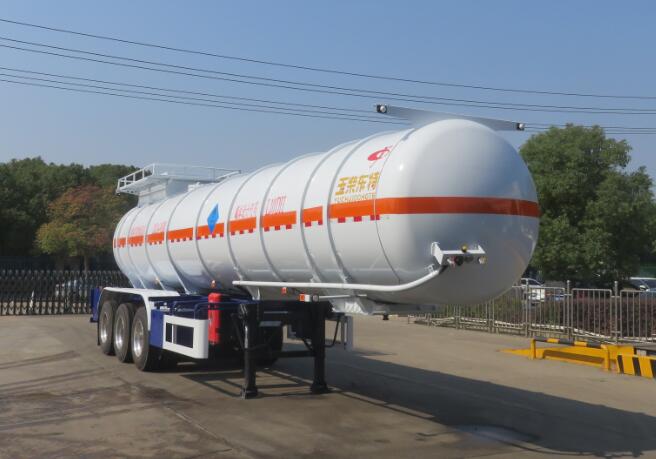 特运牌12.1米32.4吨3轴易燃液体罐式运输半挂车(DTA9400GRYB)