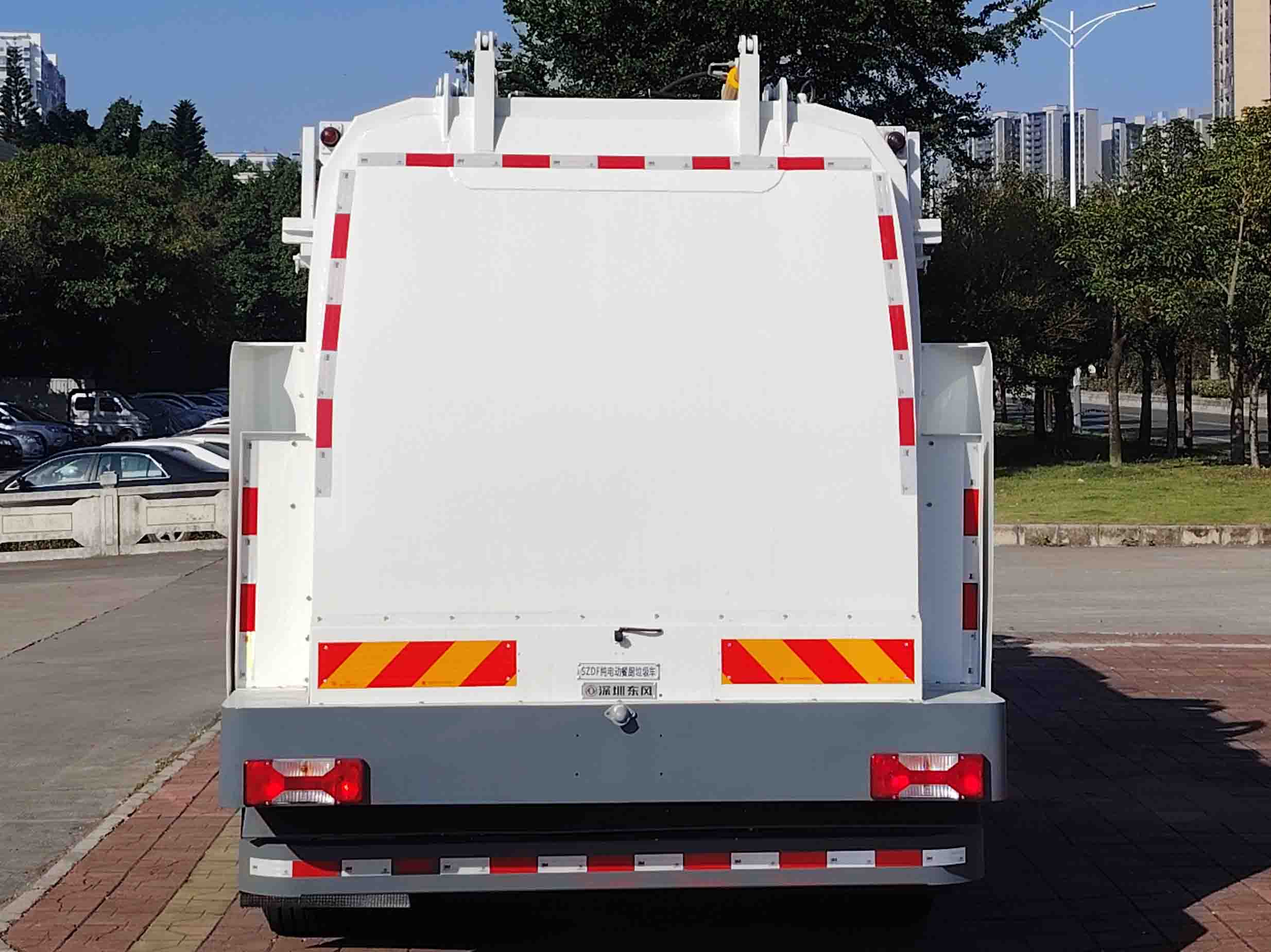 東風(fēng)牌SE5180TCASHBEV純電動餐廚垃圾車公告圖片