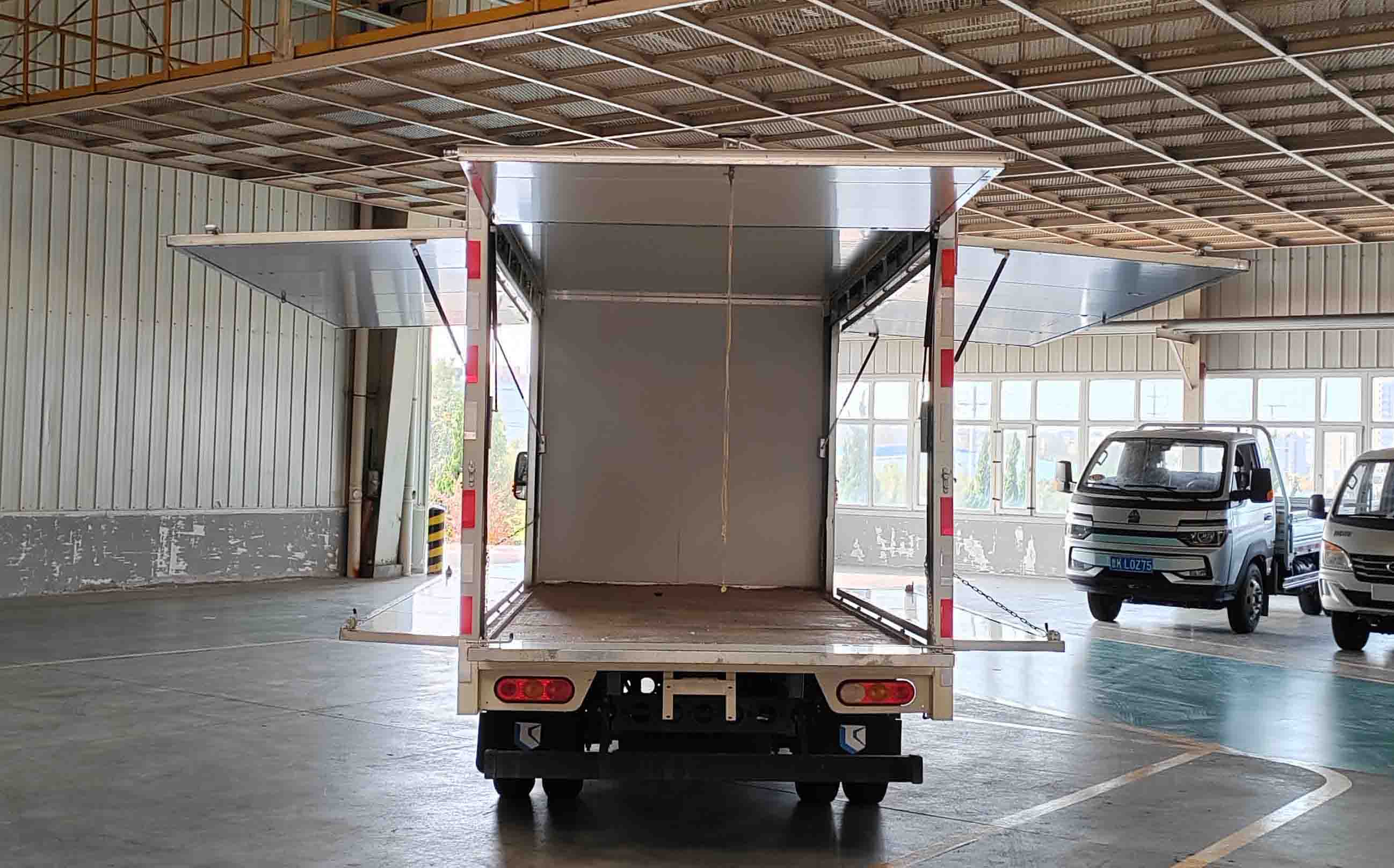 燕臺(tái)牌YTQ5041XYKPG336翼開啟廂式車公告圖片