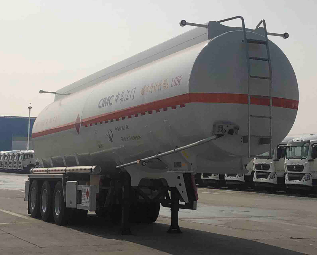 中集牌12.2米34吨3轴铝合金易燃液体罐式运输半挂车(ZJV9400GRYJMA)