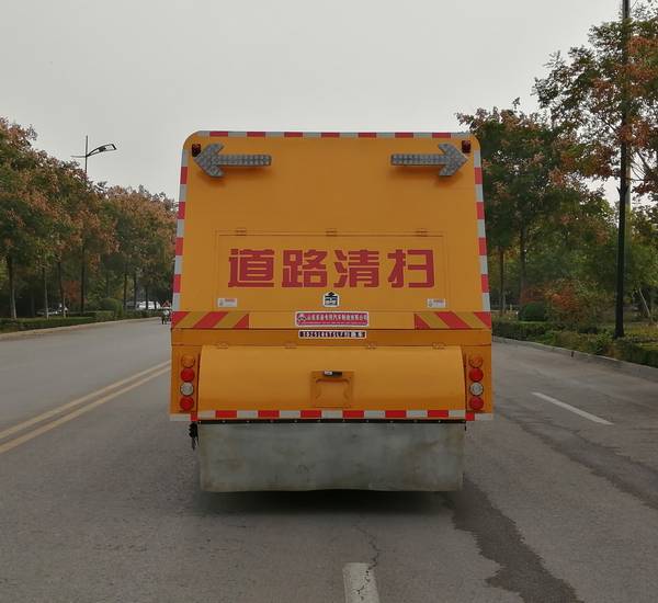 扫路车图片