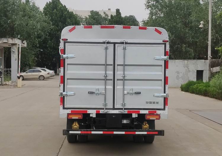 豪沃牌ZZ5047CCYC3211F545倉(cāng)柵式運(yùn)輸車公告圖片