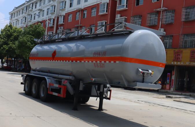 中汽力威牌10.5米31.7吨3轴易燃液体罐式运输半挂车(HLW9401GRYA)