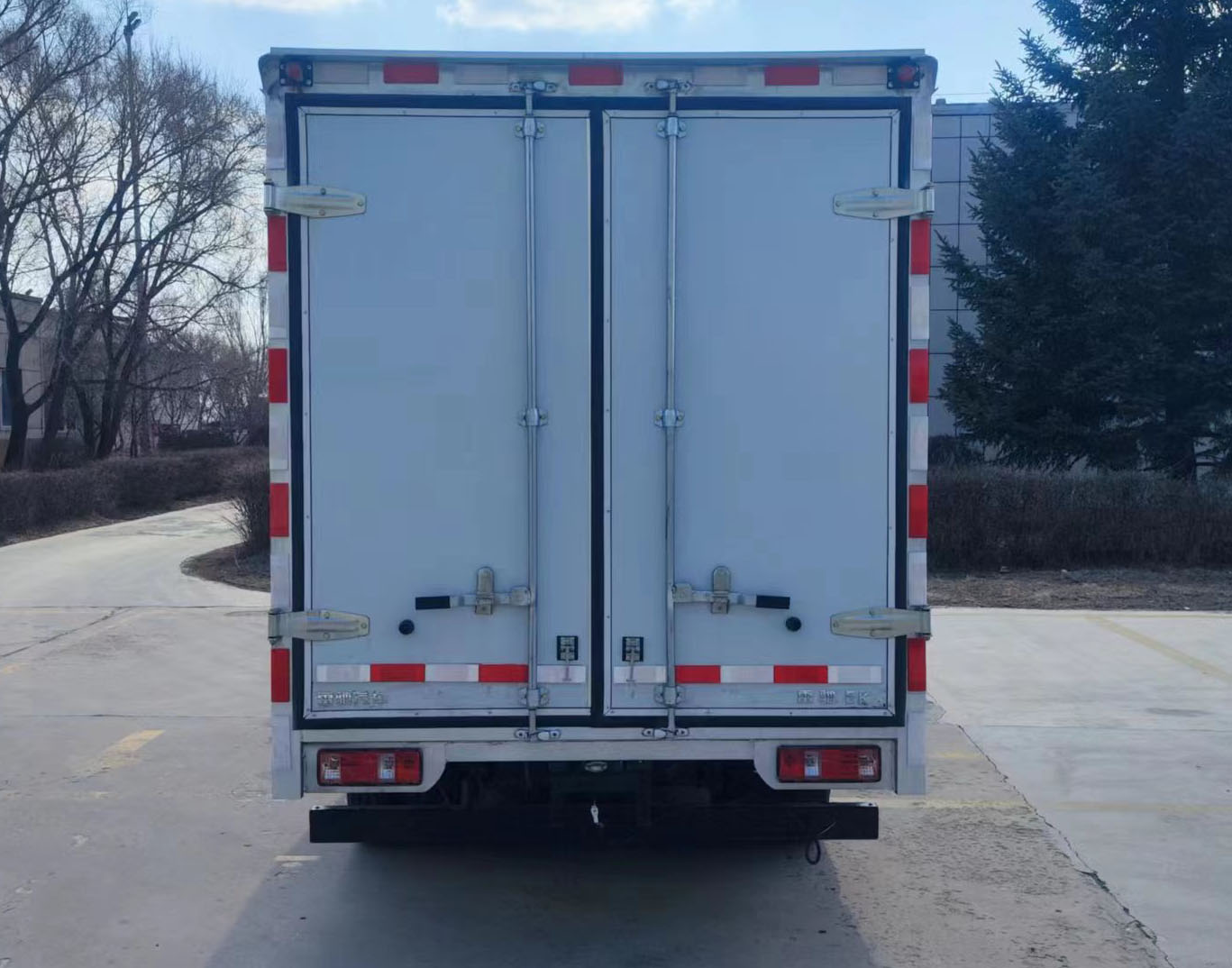 雷馳牌HLD5040XXYBEV純電動(dòng)廂式運(yùn)輸車公告圖片