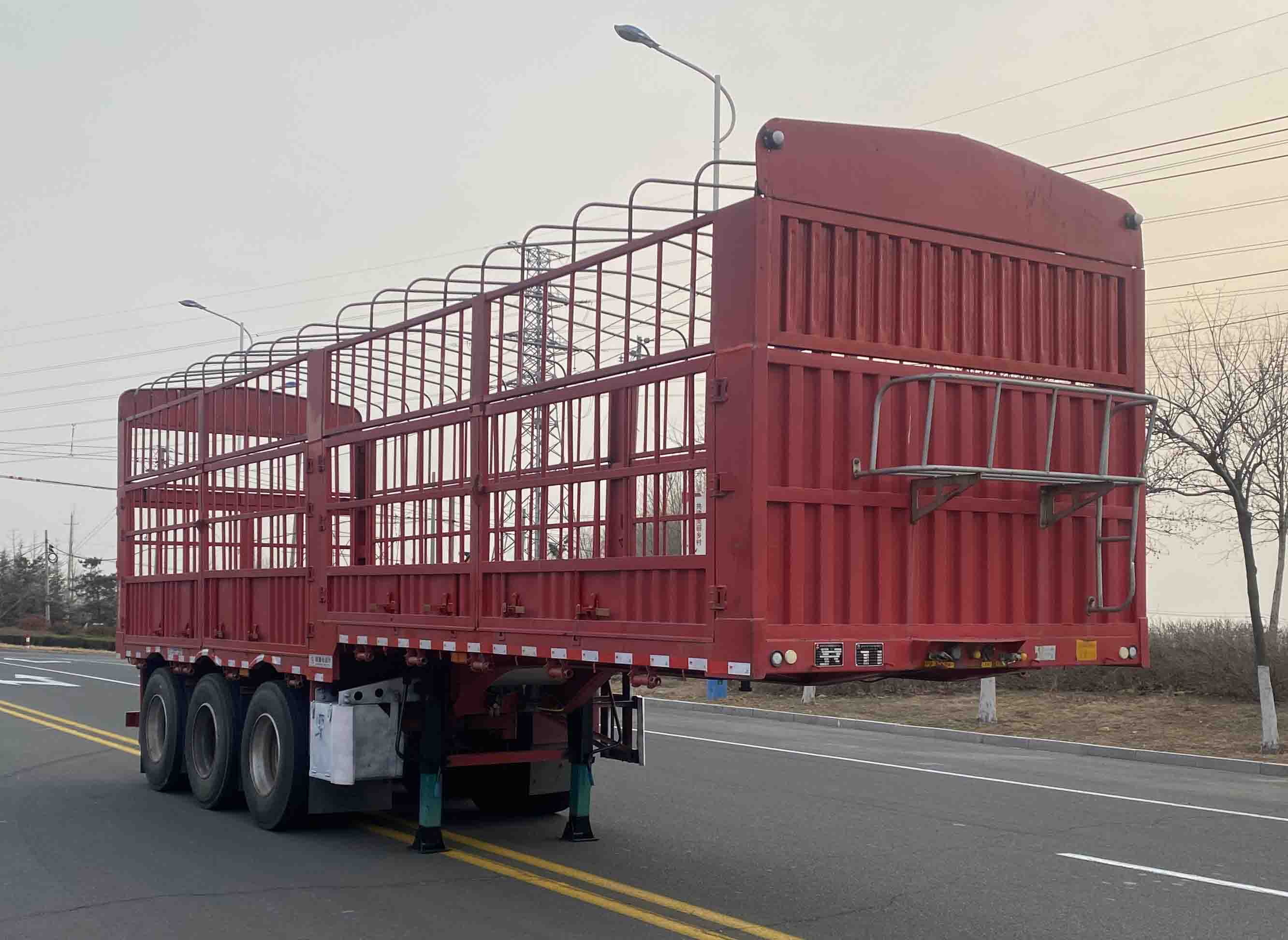 中企鲁兴牌9.5米34.5吨3轴仓栅式运输半挂车(LXW9401CCYE)