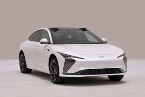 智己牌CSA7003DBEV4型纯电动轿车