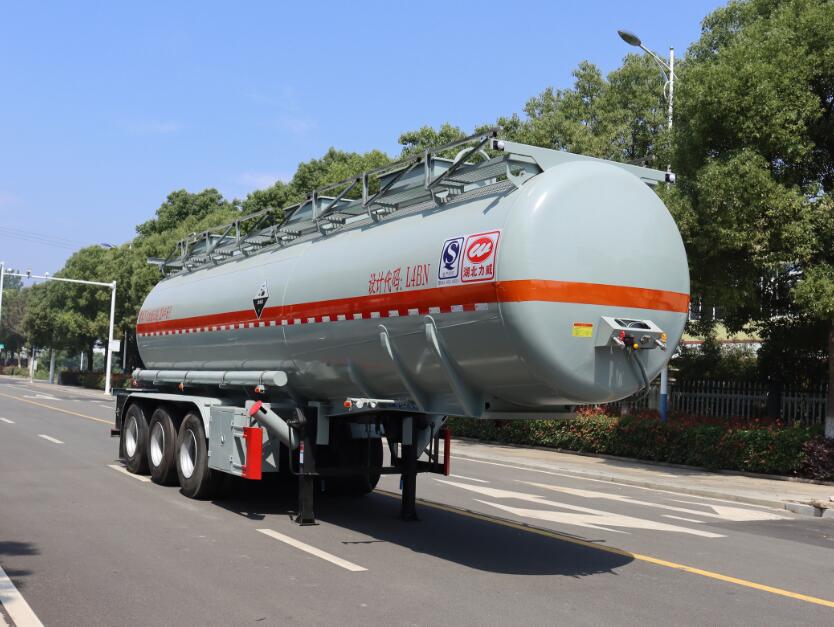 中汽力威牌10.5米31吨3轴腐蚀性物品罐式运输半挂车(HLW9405GFWC)