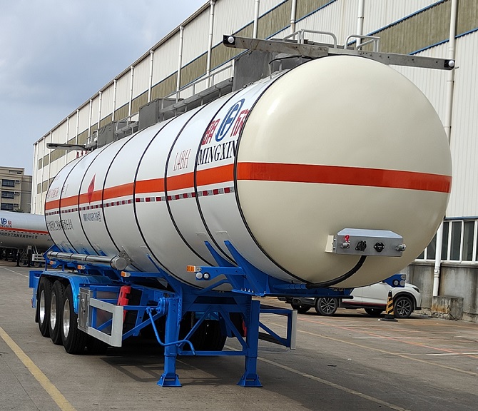 明欣牌12.1米32.3吨3轴易燃液体罐式运输半挂车(NMX9400GRY38B)