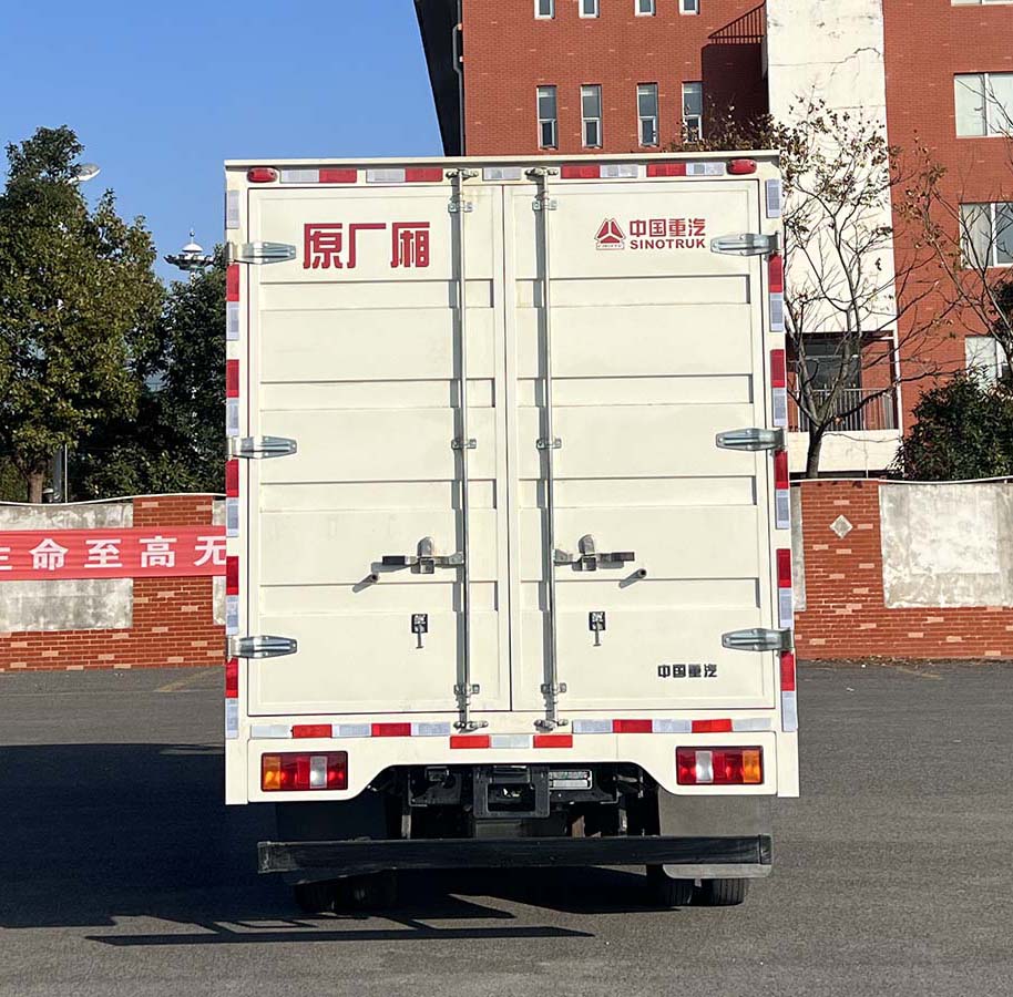 豪沃牌ZZ5047XXYG3314Z144BEV86纯电动厢式运输车公告图片