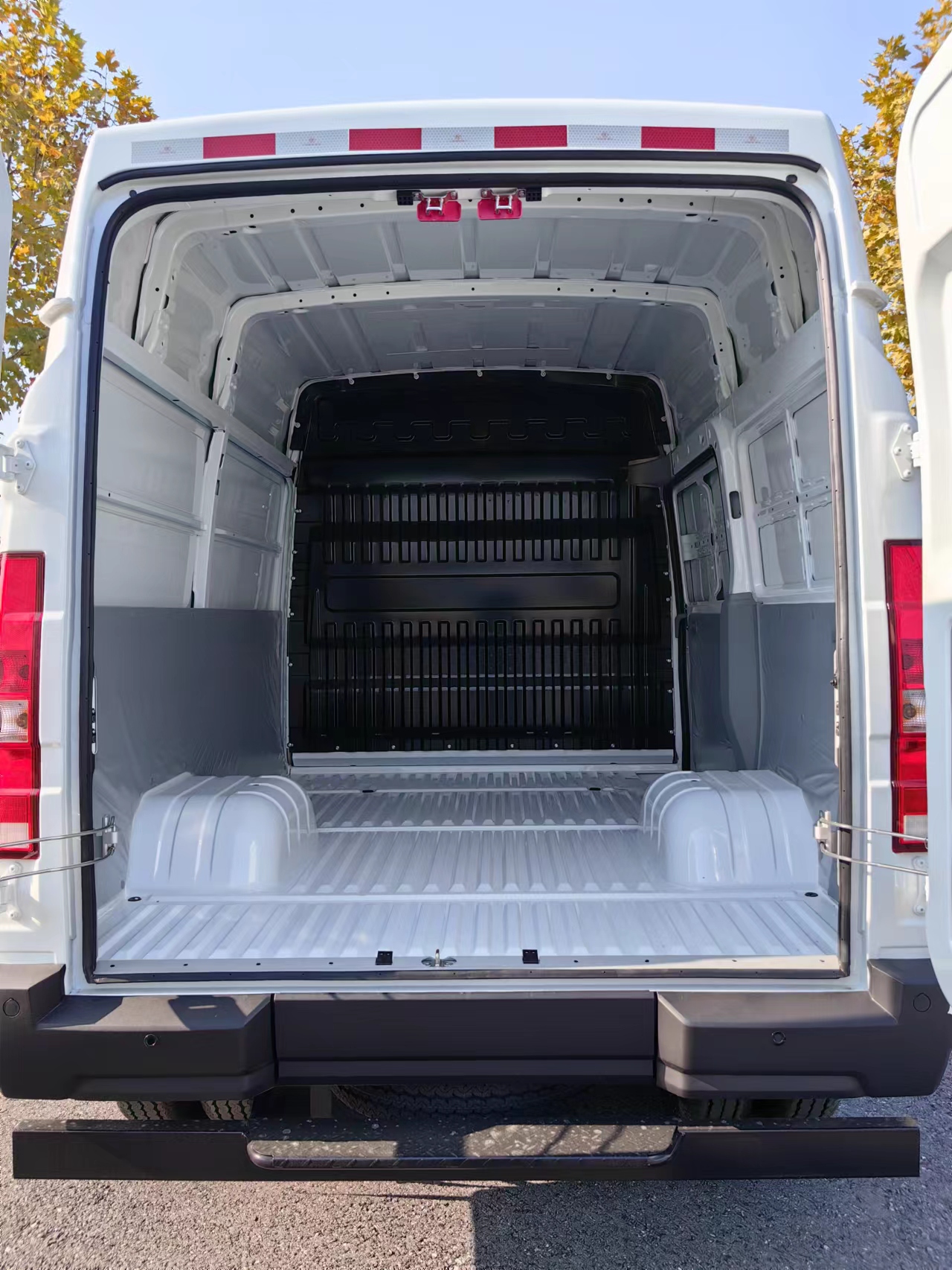 依維柯牌NJ5046XRQCA易燃?xì)怏w廂式運(yùn)輸車公告圖片