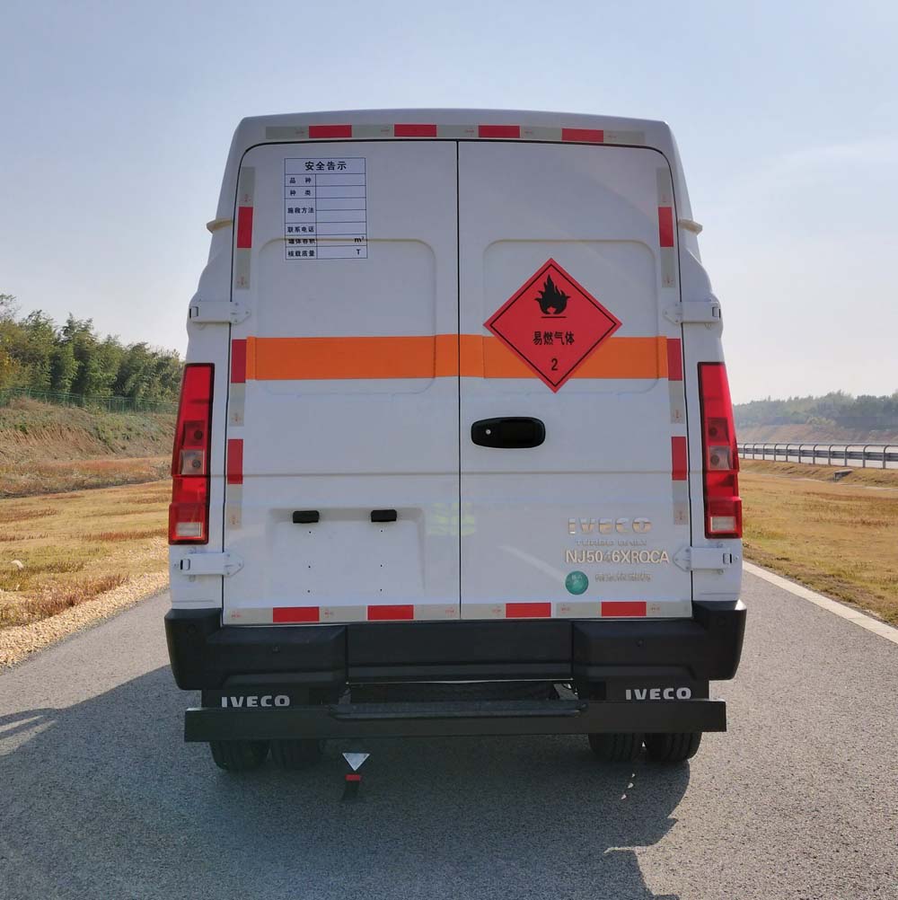 依維柯牌NJ5046XRQCA易燃?xì)怏w廂式運(yùn)輸車公告圖片