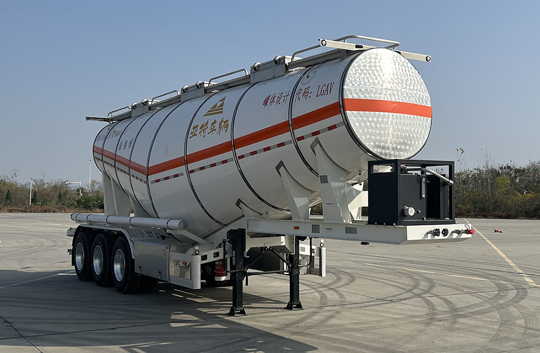 亚特重工牌11.1米31.5吨3轴氧化性物品罐式运输半挂车(HNV9400GYW26)