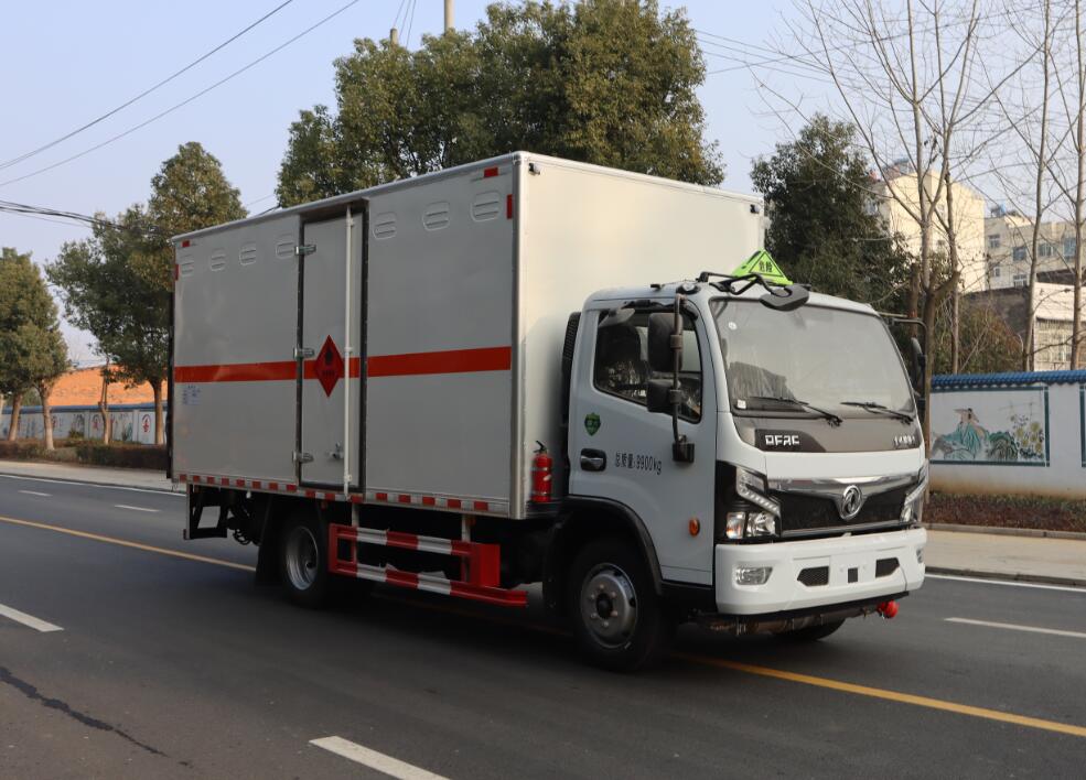 中汽力威牌HLW5100XRYEQ6易燃液体厢式运输车公告图片