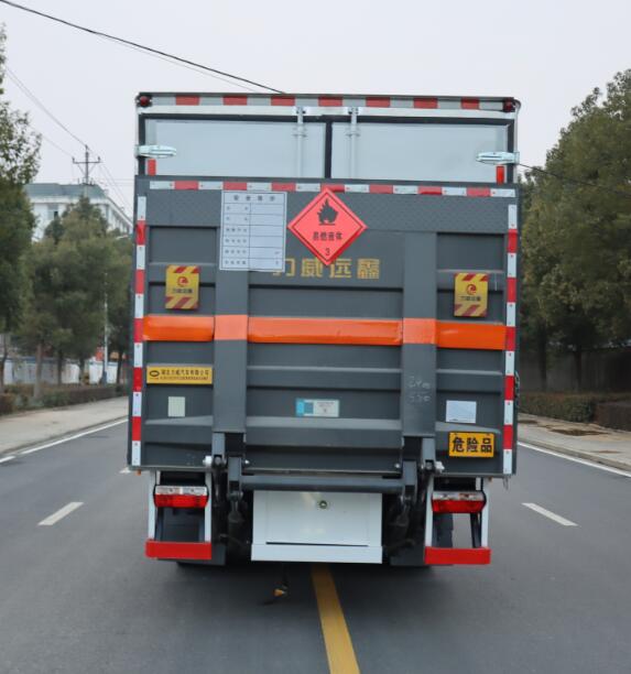 中汽力威牌HLW5100XRYEQ6易燃液体厢式运输车公告图片