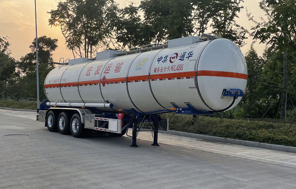 通华牌12.1米32.8吨3轴易燃液体罐式运输半挂车(THT9405GRYDY38A)