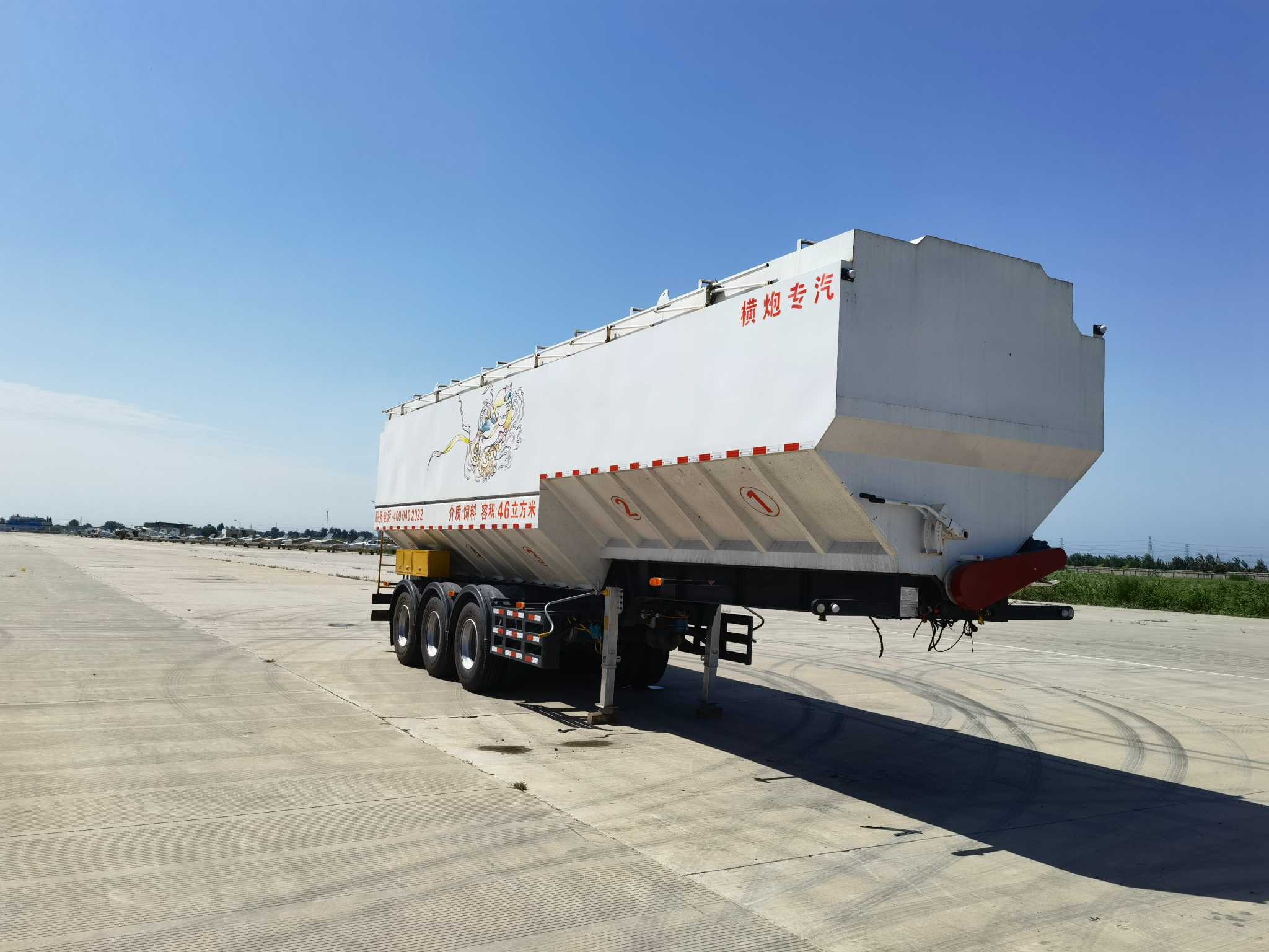 飞天猪牌11米30.5吨3轴散装饲料运输半挂车(SHP9400ZSL)