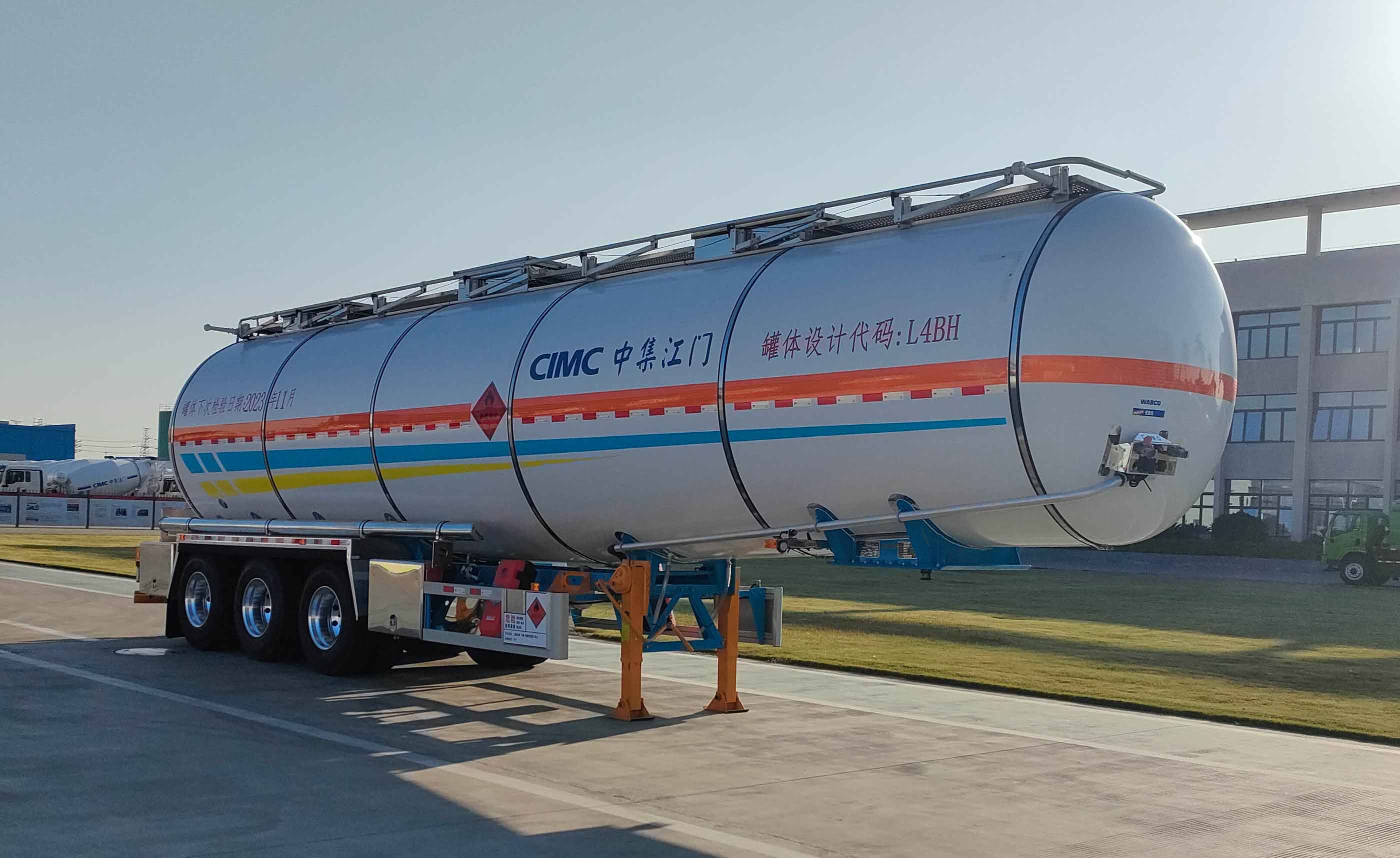 中集牌12.1米32.6吨3轴易燃液体罐式运输半挂车(ZJV9400GRYJMB)