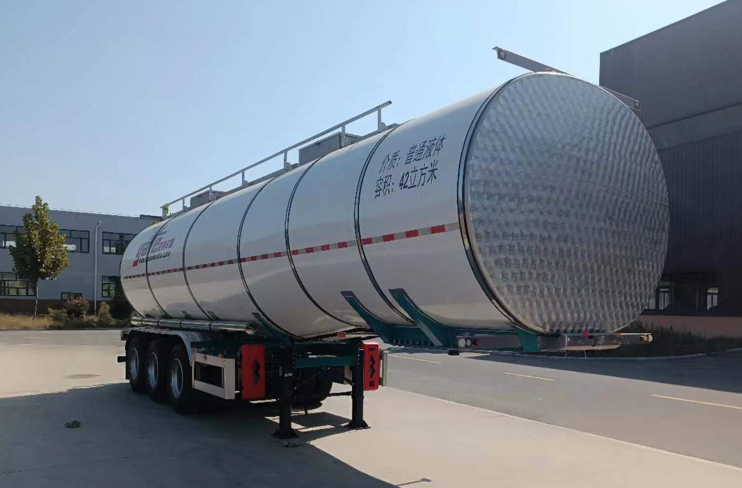 亚特重工牌10.7米33吨3轴普通液体运输半挂车(HNV9400GPG42)