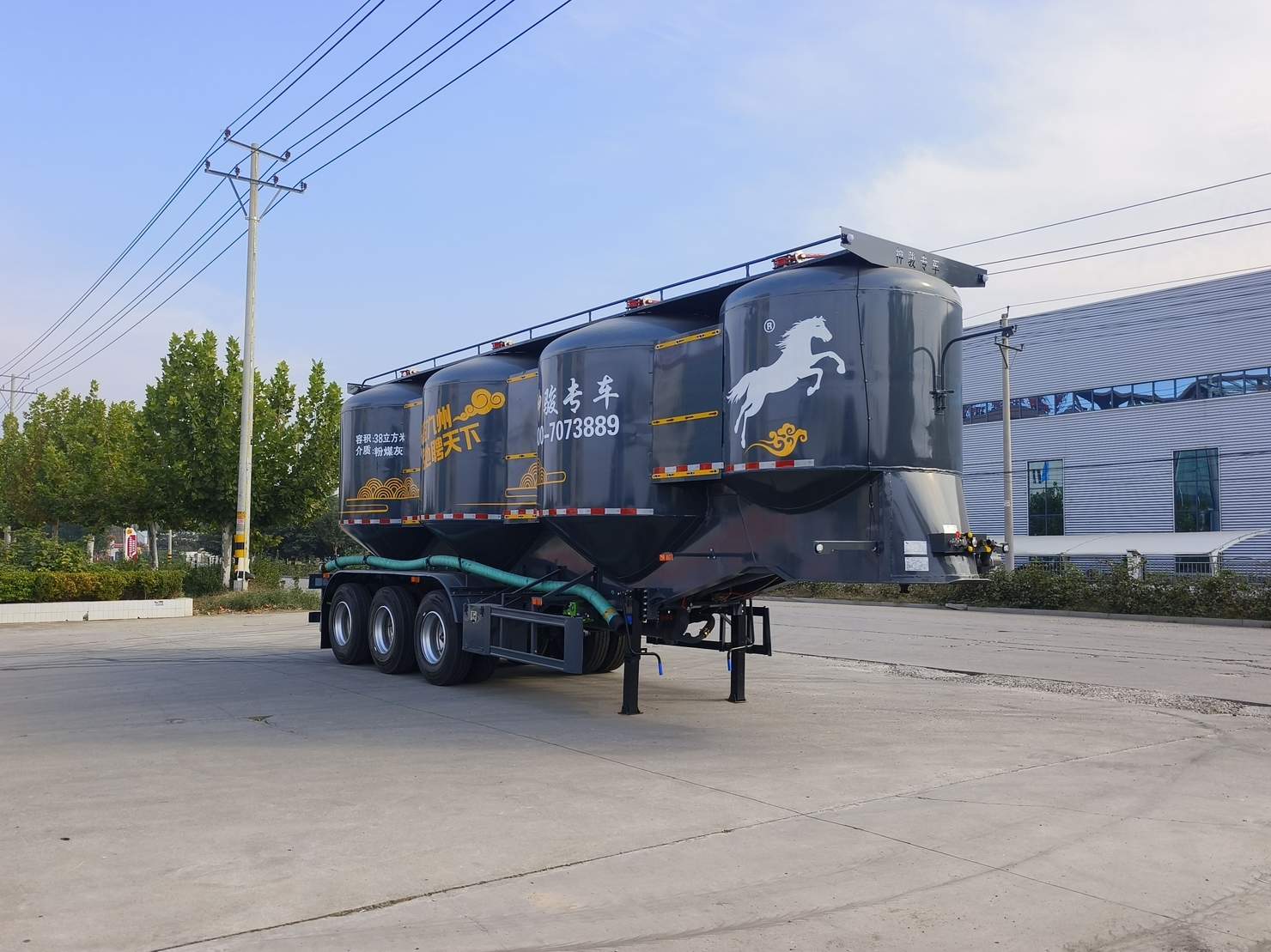 神骏九州牌10.4米31.8吨3轴中密度粉粒物料运输半挂车(GRT9400GFLA)
