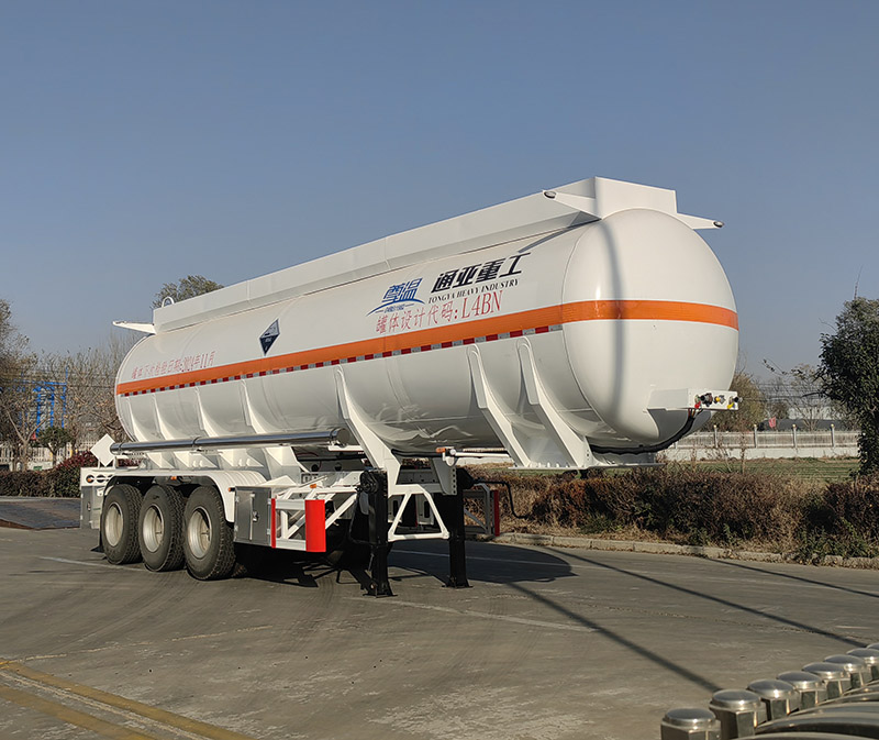 通華牌10.6米33.4吨3轴腐蚀性物品罐式运输半挂车(WTY9402GFW29)