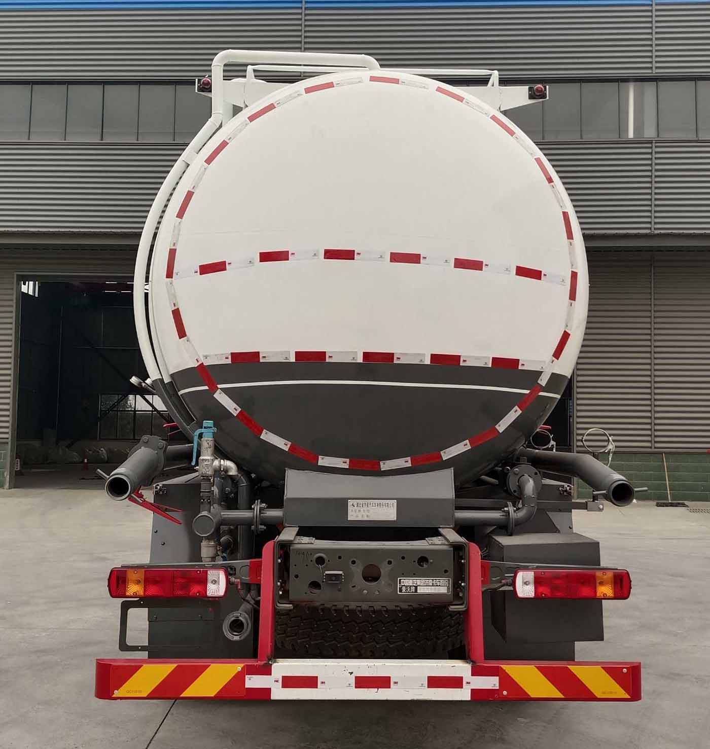 齊星牌QXC5317GFLZ6低密度粉粒物料運(yùn)輸車公告圖片