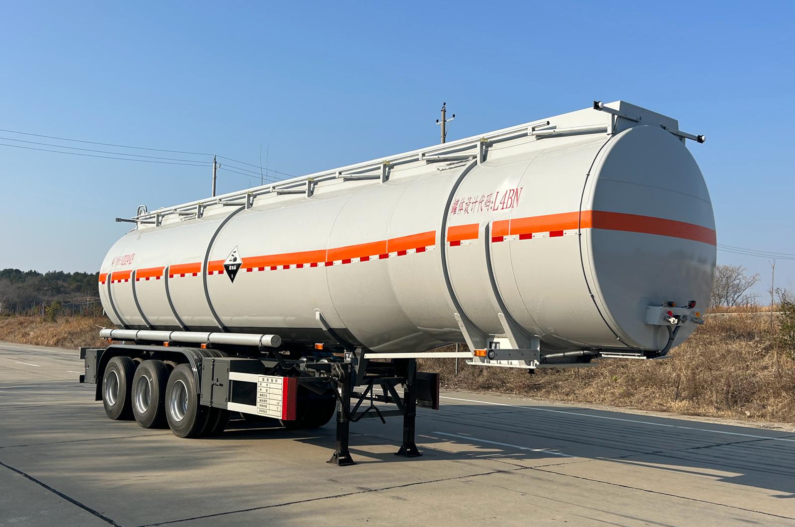 齐星牌11.8米32.3吨3轴腐蚀性物品罐式运输半挂车(QXC9405GFW)