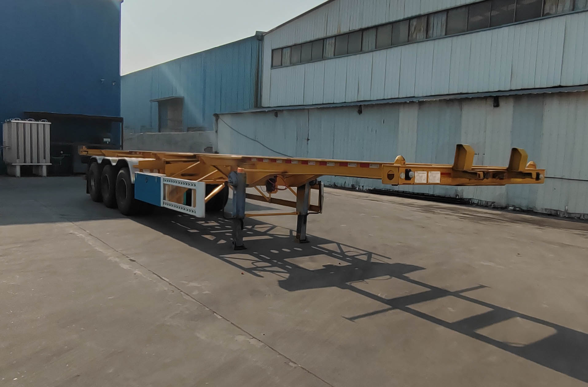 骏华兴牌13米35吨3轴集装箱运输半挂车(LJH9400TJZ40)