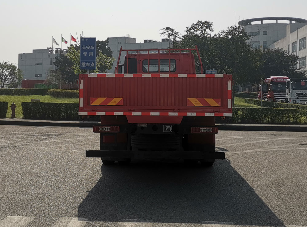 CQ1187EY05521J 红岩牌190马力单桥柴油6.9米国六载货汽车图片