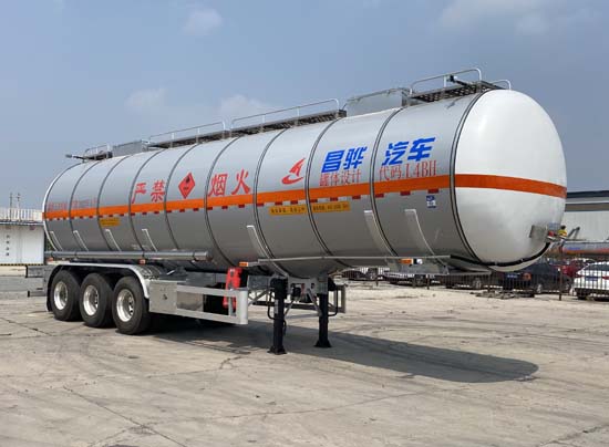 昌骅牌12.1米32.3吨3轴易燃液体罐式运输半挂车(HCH9406GRY46)