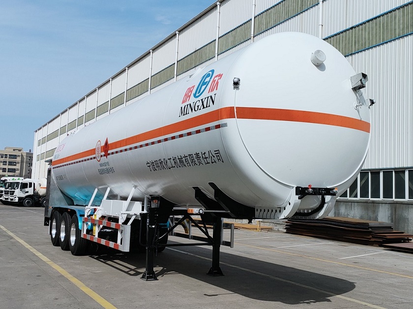 明欣牌13.2米25.5吨3轴低温液体运输半挂车(NMX9400GDYX)