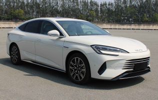 比亚迪牌BYD7151YT6HEV型插电式混合动力轿车