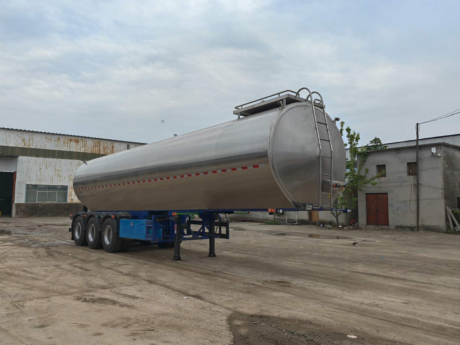 梁旭牌10.7米33.3吨3轴液态食品运输半挂车(MGY9400GYS)