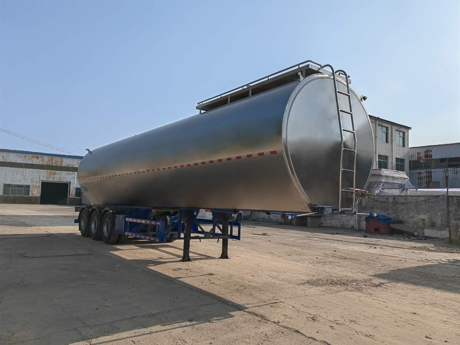 梁旭牌12.5米31.1吨3轴液态食品运输半挂车(MGY9401GYS)