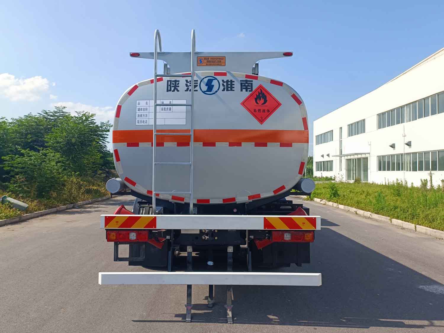 陕汽牌SHN5261GRYMB4227易燃液体罐式运输车公告图片