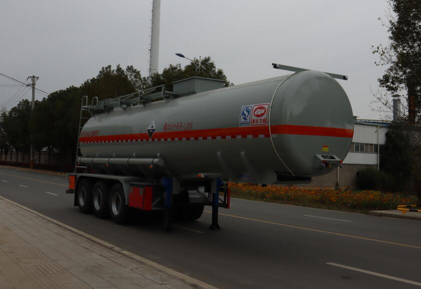 中汽力威牌10.5米31.5吨3轴腐蚀性物品罐式运输半挂车(HLW9409GFWA)