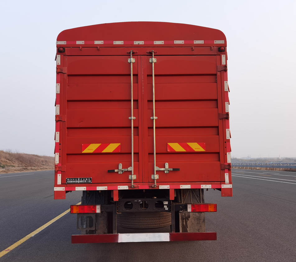 東風(fēng)牌DFV5183CCYGP6DA倉(cāng)柵式運(yùn)輸車公告圖片