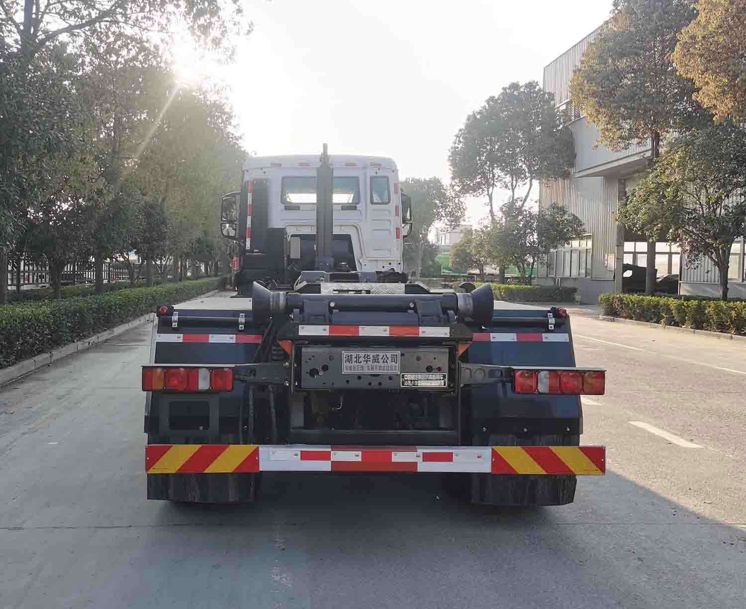 华威驰乐牌SGZ5250ZXXZZ6C5车厢可卸式垃圾车公告图片